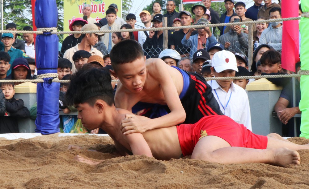 Xuân về trẩy hội vật làng Sình ở Cố đô Huế - Ảnh 8. Xuân về trẩy hội vật làng Sình ở Cố đô Huế - Ảnh 8.