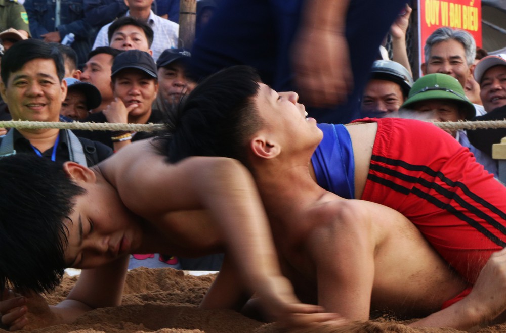 Xuân về trẩy hội vật làng Sình ở Cố đô Huế - Ảnh 7. Xuân về trẩy hội vật làng Sình ở Cố đô Huế - Ảnh 7.
