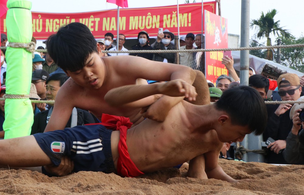 Xuân về trẩy hội vật làng Sình ở Cố đô Huế - Ảnh 5. Xuân về trẩy hội vật làng Sình ở Cố đô Huế - Ảnh 5.