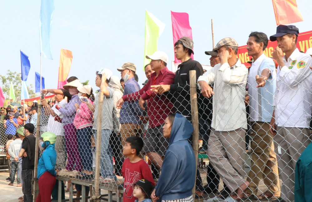 Xuân về trẩy hội vật làng Sình ở Cố đô Huế - Ảnh 10. Xuân về trẩy hội vật làng Sình ở Cố đô Huế - Ảnh 10.