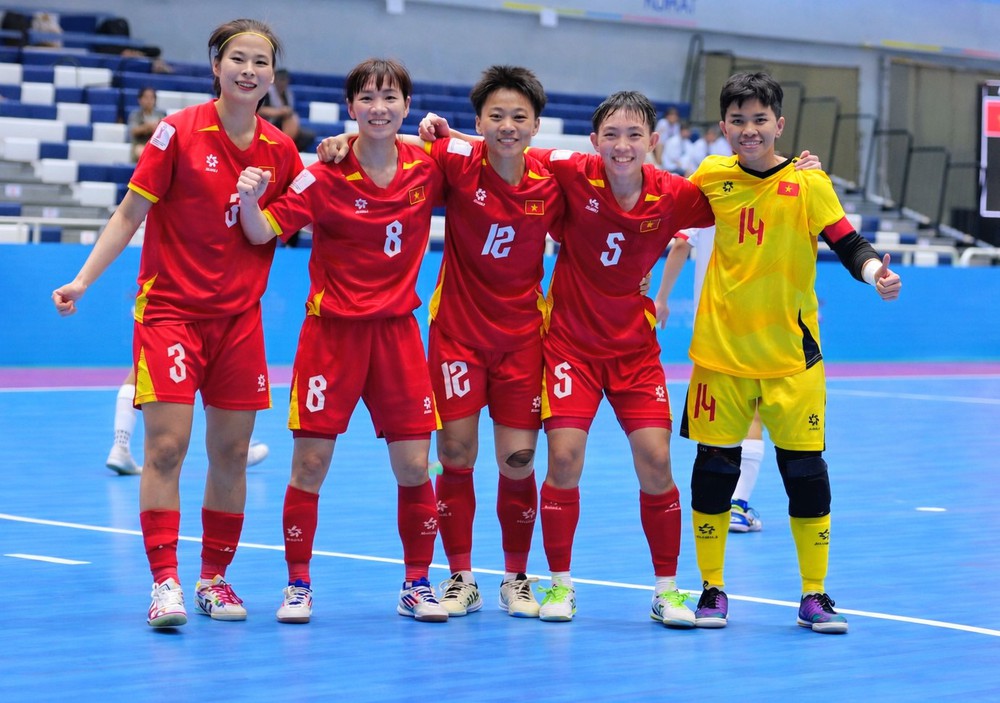 Futsal nữ Việt Nam khẳng định bản lĩnh nhà vô địch trước thử thách chủ nhà Thái Lan  - Ảnh 2.