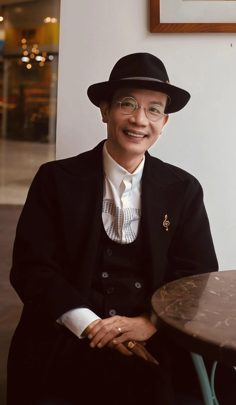 Cha đẻ ca khúc “Bà tôi” trở thành y sĩ ở tuổi 52 - Ảnh 2.