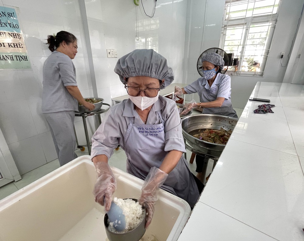 Bếp ăn từ thiện “Hiểu và Thương”- Nơi san sẻ yêu thương vì bệnh nhân nghèo - Ảnh 2. Bếp ăn từ thiện “Hiểu và Thương”- Nơi san sẻ yêu thương vì bệnh nhân nghèo - Ảnh 2.