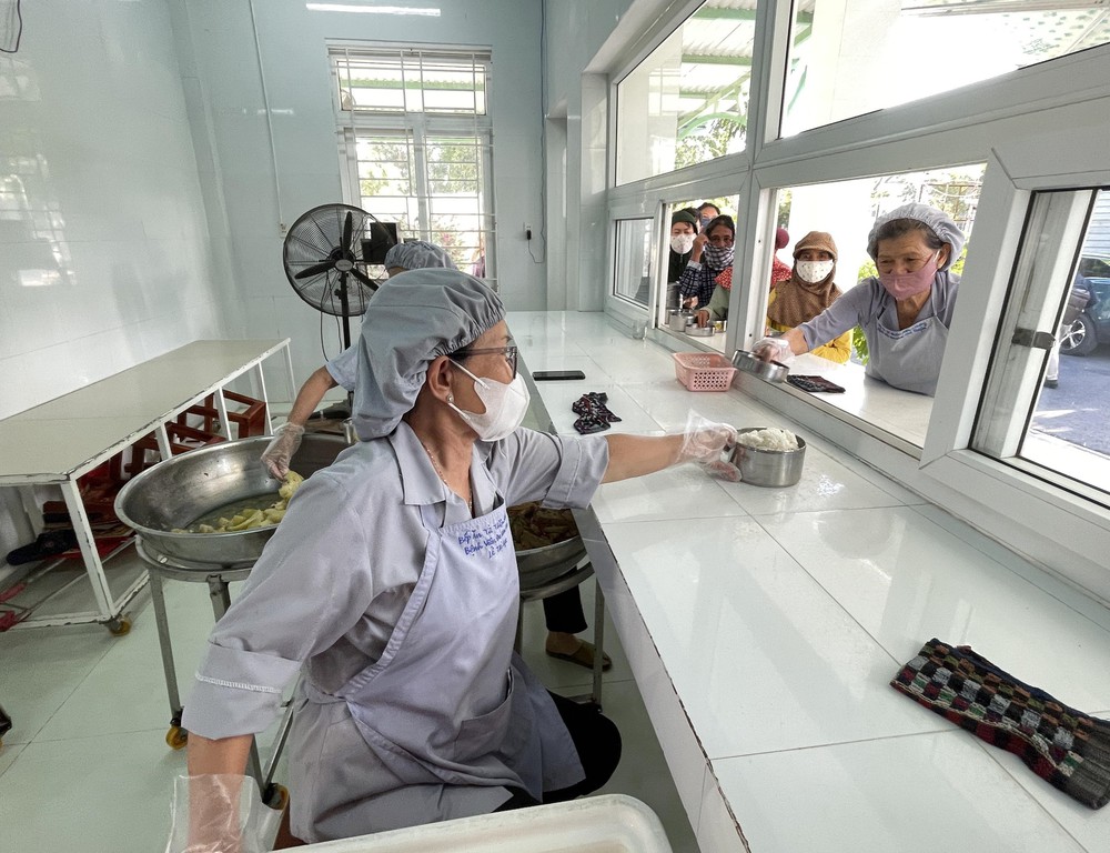 Bếp ăn từ thiện “Hiểu và Thương”- Nơi san sẻ yêu thương vì bệnh nhân nghèo - Ảnh 3. Bếp ăn từ thiện “Hiểu và Thương”- Nơi san sẻ yêu thương vì bệnh nhân nghèo - Ảnh 3.