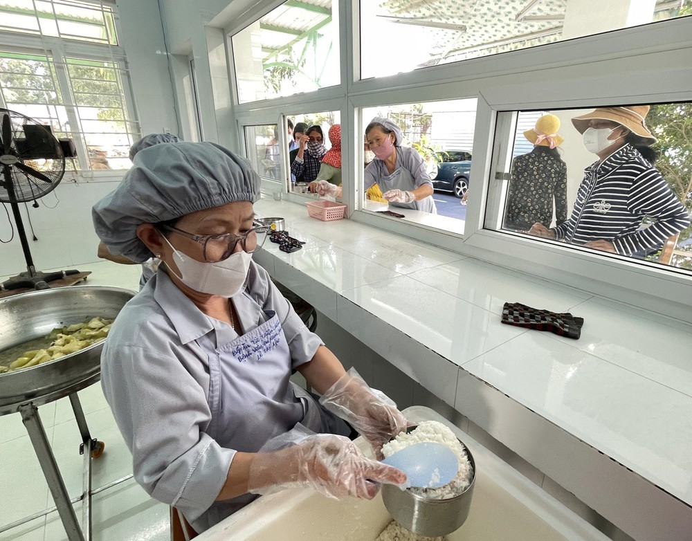 Bếp ăn từ thiện “Hiểu và Thương”- Nơi san sẻ yêu thương vì bệnh nhân nghèo - Ảnh 1. Bếp ăn từ thiện “Hiểu và Thương”- Nơi san sẻ yêu thương vì bệnh nhân nghèo - Ảnh 1.