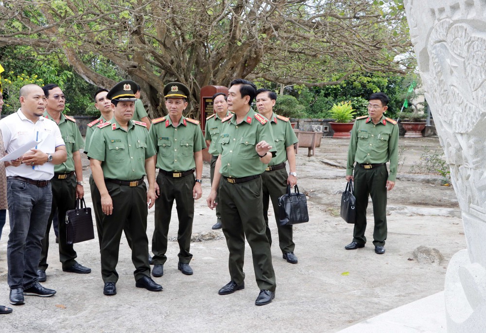 Khẩn trương tôn tạo Khu di tích Hòn Đá Bạc và xây dựng 500 căn nhà tặng đồng bào tại tỉnh Cà Mau - Ảnh 2.