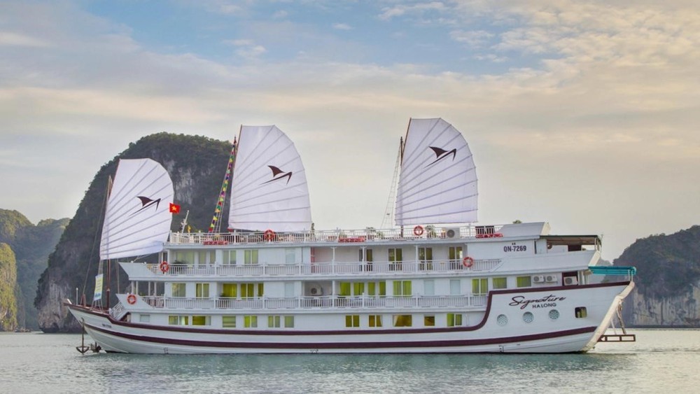 Khống chế đám cháy tàu trên vịnh Hạ Long - Ảnh 3. Khống chế đám cháy tàu trên vịnh Hạ Long - Ảnh 3.