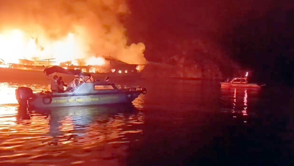 Khống chế đám cháy tàu trên vịnh Hạ Long - Ảnh 2. Khống chế đám cháy tàu trên vịnh Hạ Long - Ảnh 2.