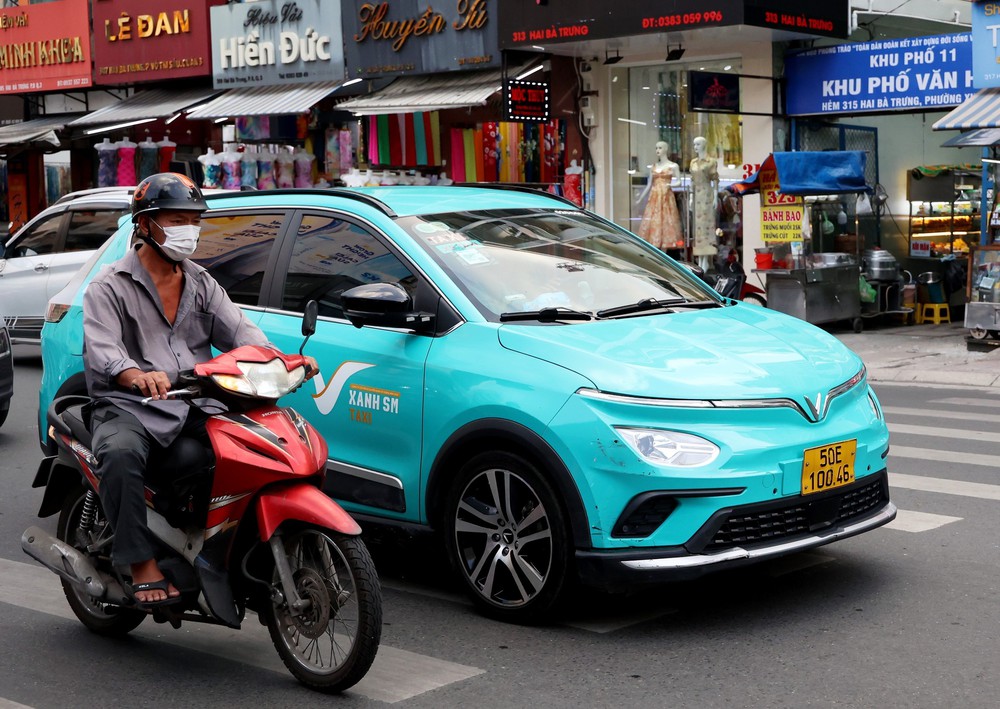 Năm 2030, Hà Nội hoàn thành chuyển đổi xe taxi chạy xăng, dầu sang sử dụng điện - Ảnh 1.