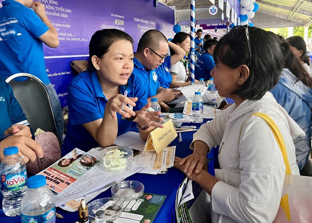 Tuyển sinh Đại học 2026: Nhiều chính sách học bổng thu hút thí sinh - Ảnh 1.