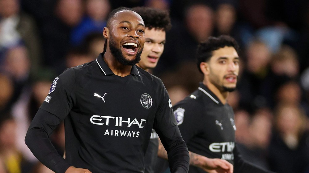 Thắng tối thiểu Leeds, Man City gây áp lực lên ngôi đầu của Arsenal - Ảnh 1. Thắng tối thiểu Leeds, Man City gây áp lực lên ngôi đầu của Arsenal - Ảnh 1.