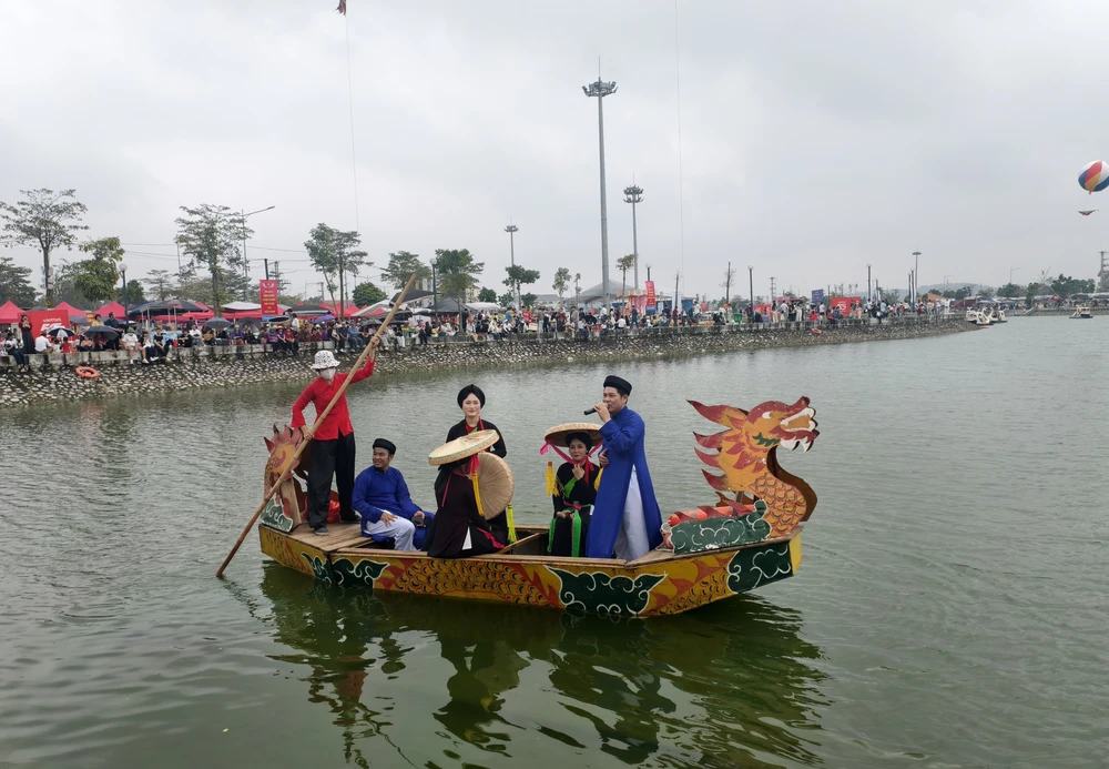 Du khách tưng bừng trẩy Hội Lim, nghe Quan họ - Ảnh 8. Du khách tưng bừng trẩy Hội Lim, nghe Quan họ - Ảnh 8.