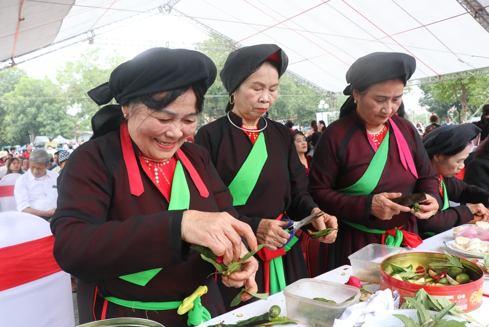Du khách tưng bừng trẩy Hội Lim, nghe Quan họ - Ảnh 9. Du khách tưng bừng trẩy Hội Lim, nghe Quan họ - Ảnh 9.