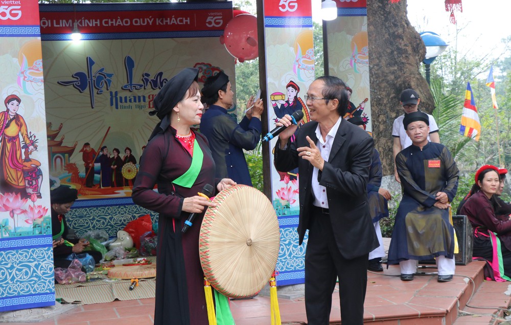 Du khách tưng bừng trẩy Hội Lim, nghe Quan họ - Ảnh 4. Du khách tưng bừng trẩy Hội Lim, nghe Quan họ - Ảnh 4.