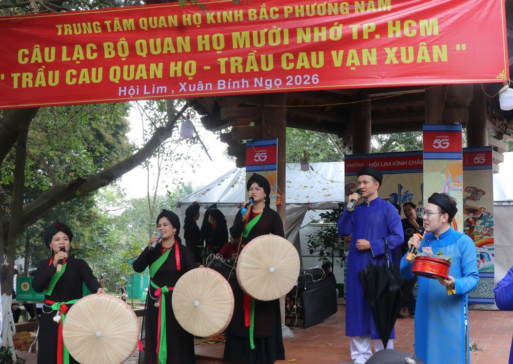 Du khách tưng bừng trẩy Hội Lim, nghe Quan họ - Ảnh 5. Du khách tưng bừng trẩy Hội Lim, nghe Quan họ - Ảnh 5.