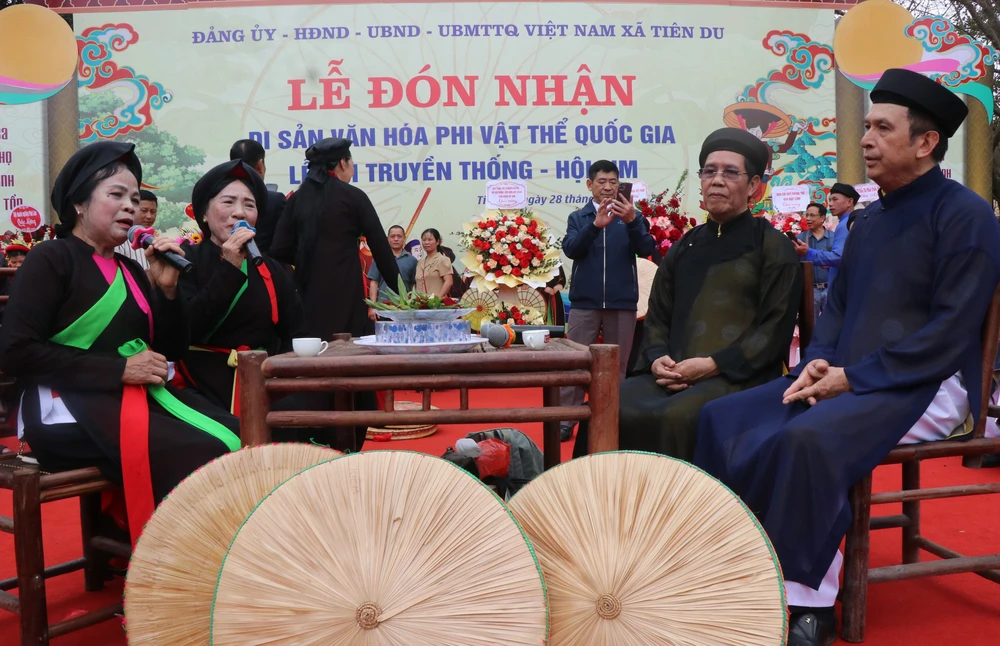 Du khách tưng bừng trẩy Hội Lim, nghe Quan họ - Ảnh 3. Du khách tưng bừng trẩy Hội Lim, nghe Quan họ - Ảnh 3.