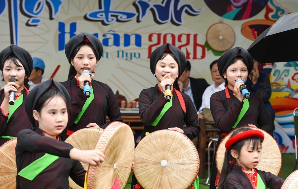 Du khách tưng bừng trẩy Hội Lim, nghe Quan họ - Ảnh 7. Du khách tưng bừng trẩy Hội Lim, nghe Quan họ - Ảnh 7.