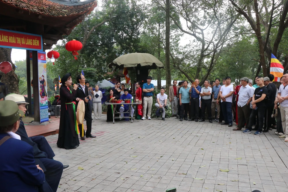 Du khách tưng bừng trẩy Hội Lim, nghe Quan họ - Ảnh 2. Du khách tưng bừng trẩy Hội Lim, nghe Quan họ - Ảnh 2.