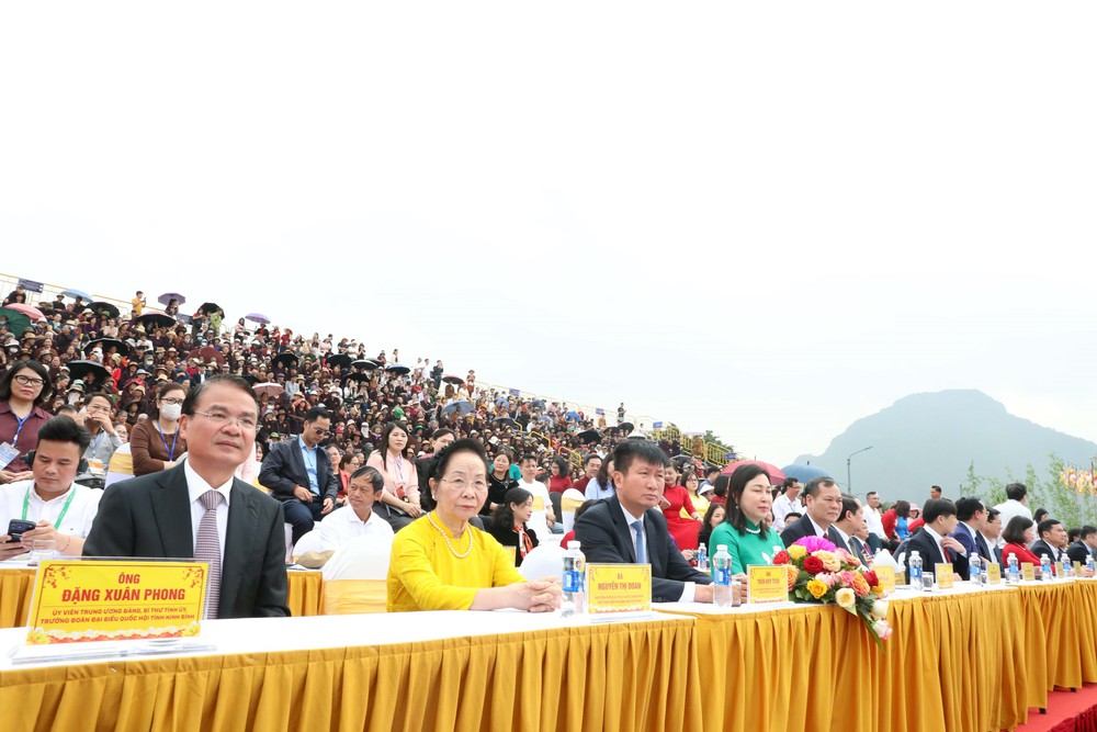 Hàng ngàn du khách dự lễ Khai hội Xuân Tam Chúc Bính Ngọ 2026 - Ảnh 5.