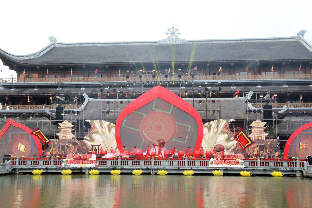 Hàng ngàn du khách dự lễ Khai hội Xuân Tam Chúc Bính Ngọ 2026 - Ảnh 7.