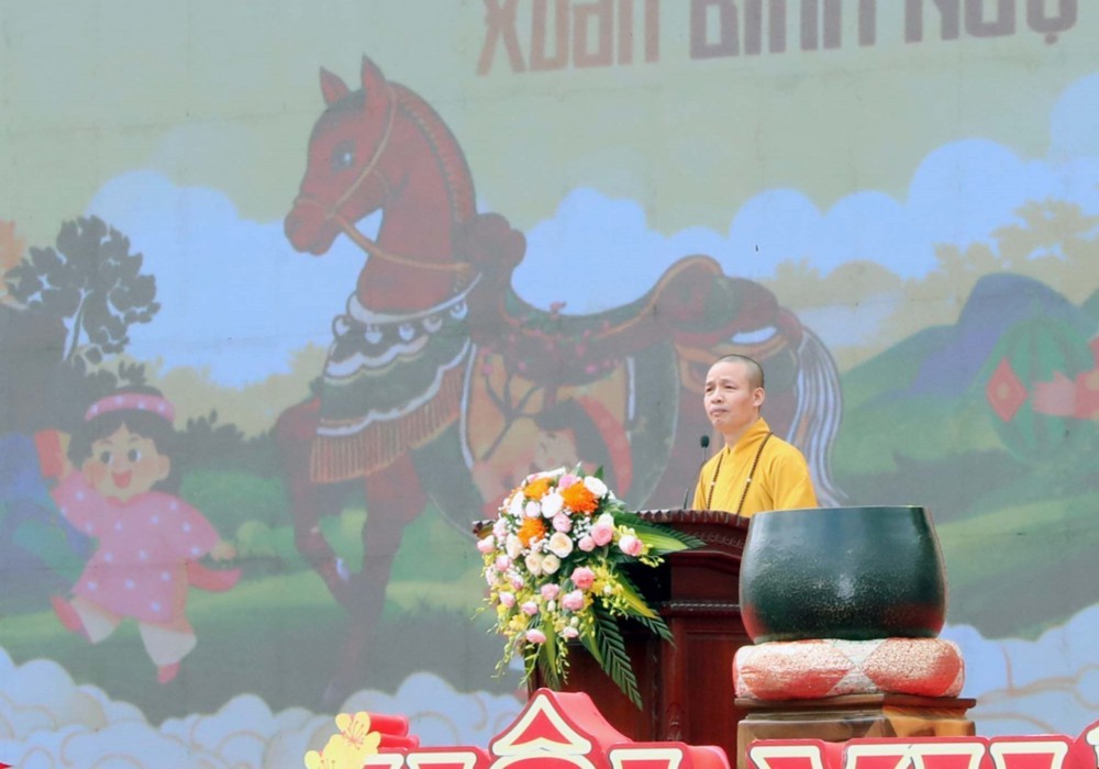Hàng ngàn du khách dự lễ Khai hội Xuân Tam Chúc Bính Ngọ 2026 - Ảnh 2.