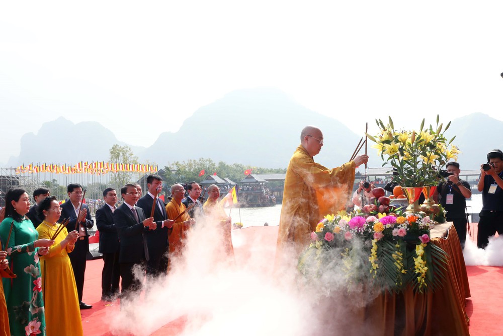 Hàng ngàn du khách dự lễ Khai hội Xuân Tam Chúc Bính Ngọ 2026 - Ảnh 3.