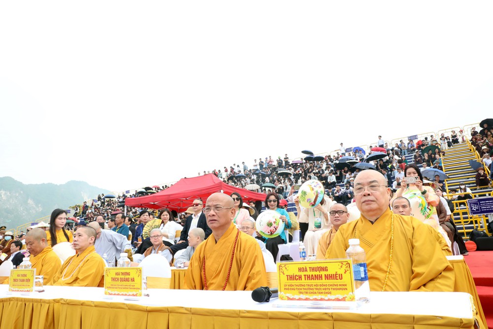 Hàng ngàn du khách dự lễ Khai hội Xuân Tam Chúc Bính Ngọ 2026 - Ảnh 6.