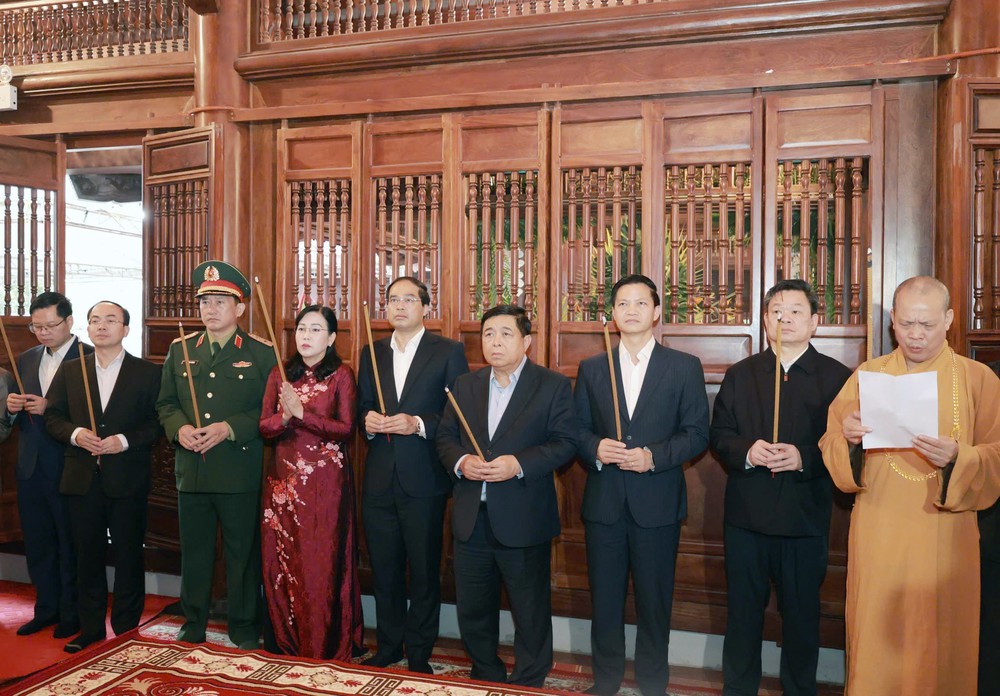 Khai mạc Lễ hội “Vạn Xuân khai quốc”, kỷ niệm 1482 năm Đức Hoàng đế Lý Nam Đế lên ngôi - Ảnh 1. Khai mạc Lễ hội “Vạn Xuân khai quốc”, kỷ niệm 1482 năm Đức Hoàng đế Lý Nam Đế lên ngôi - Ảnh 1.