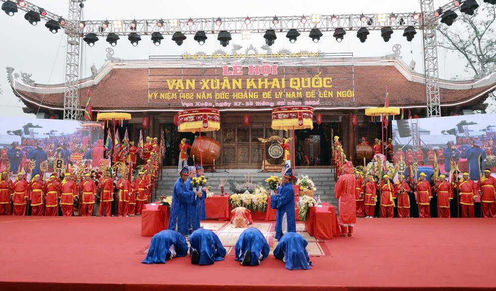 Khai mạc Lễ hội “Vạn Xuân khai quốc”, kỷ niệm 1482 năm Đức Hoàng đế Lý Nam Đế lên ngôi - Ảnh 2. Khai mạc Lễ hội “Vạn Xuân khai quốc”, kỷ niệm 1482 năm Đức Hoàng đế Lý Nam Đế lên ngôi - Ảnh 2.
