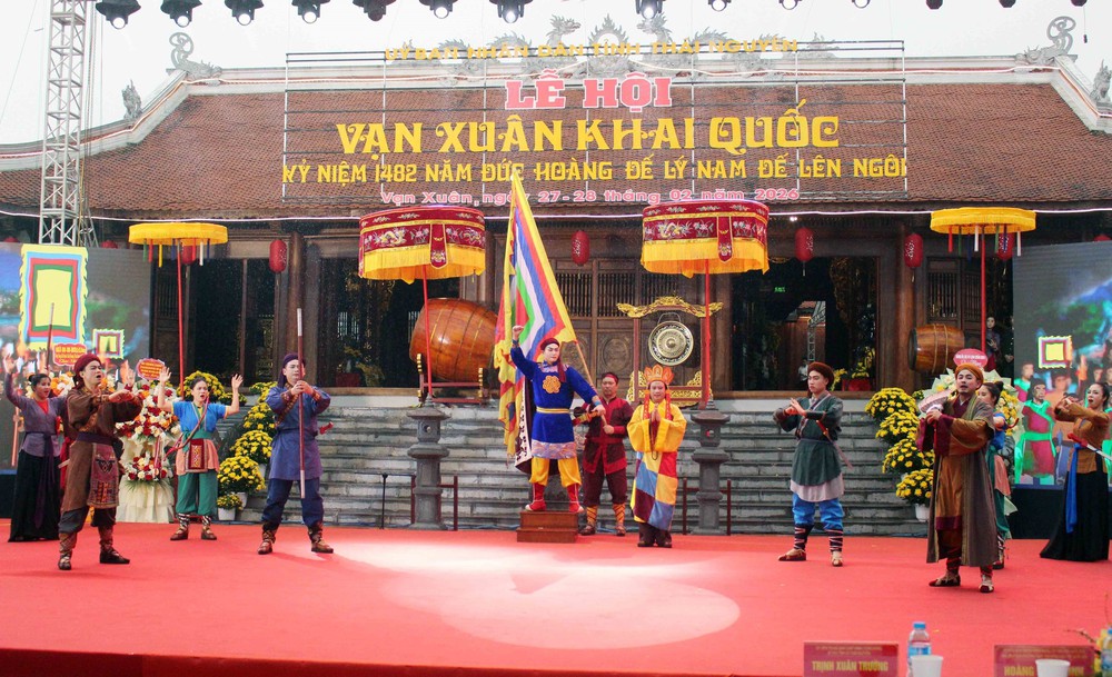 Khai mạc Lễ hội “Vạn Xuân khai quốc”, kỷ niệm 1482 năm Đức Hoàng đế Lý Nam Đế lên ngôi - Ảnh 4. Khai mạc Lễ hội “Vạn Xuân khai quốc”, kỷ niệm 1482 năm Đức Hoàng đế Lý Nam Đế lên ngôi - Ảnh 4.