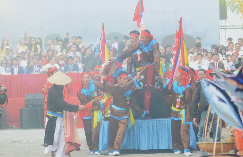 Rộn ràng Lễ hội Cầu ngư lâu đời nhất xứ Huế - Ảnh 5. Rộn ràng Lễ hội Cầu ngư lâu đời nhất xứ Huế - Ảnh 5.