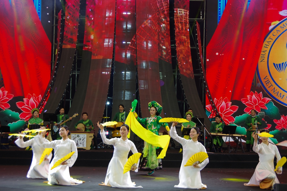 Hội chợ Mùa Xuân - đông thật, bán thật ngay sau ngày khai mạc - Ảnh 4.