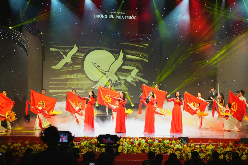 "Đường lên phía trước": Bản giao hưởng nghệ thuật chào mừng kỷ niệm 96 năm ngày thành lập Đảng Cộng sản Việt Nam - Ảnh 1.