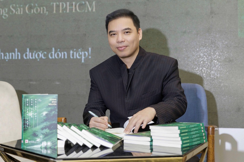 Nhà văn Dương Bình Nguyên: "Đi chậm là một lựa chọn có ý thức" - Ảnh 1. Nhà văn Dương Bình Nguyên: "Đi chậm là một lựa chọn có ý thức" - Ảnh 1.