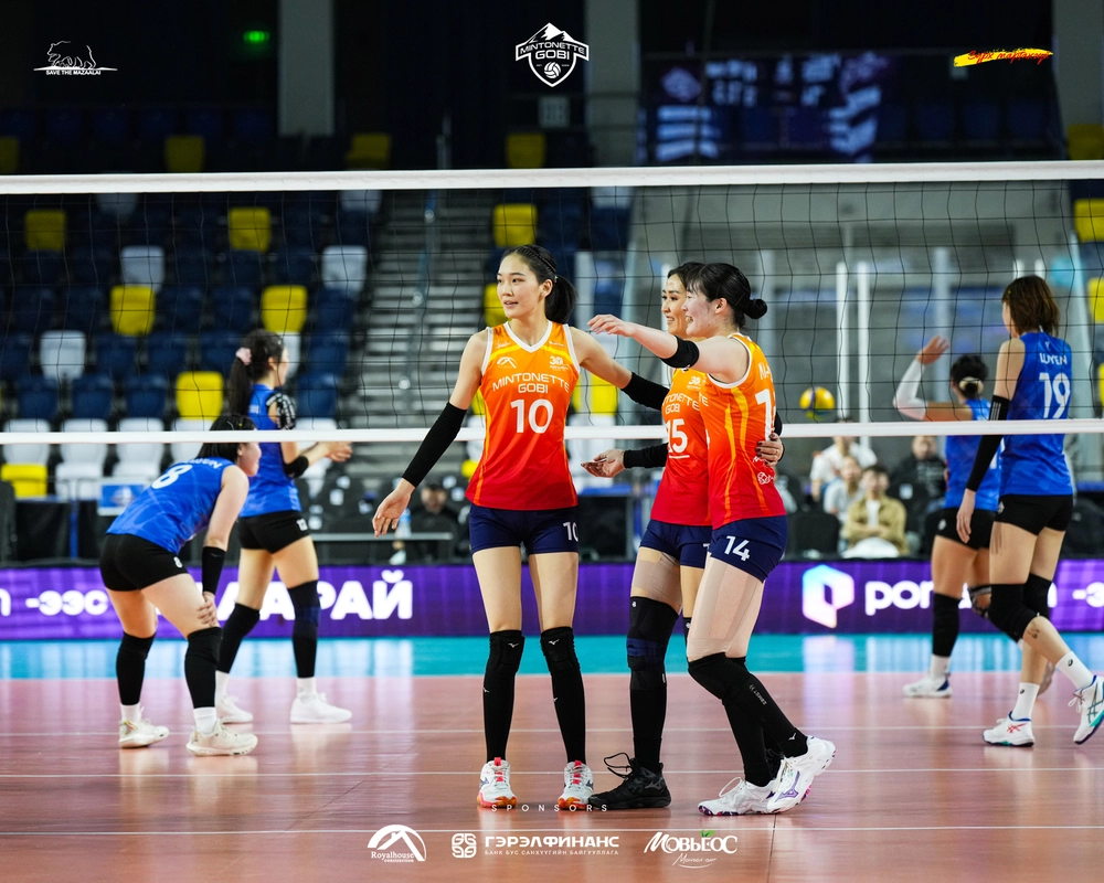 Lý Thị Luyến (số 19) và đồng đội đang bị Mintonette Gobi Vc dẫn trước với tỷ số 3-1 trong loạt trận ở chung kết cúp bóng chuyền Mông Cổ