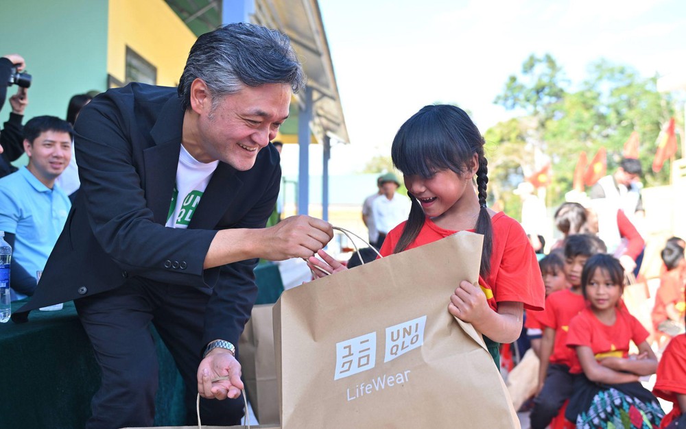 Áo ấm cho người dân miền Trung trước thềm năm mới - Ảnh 2.