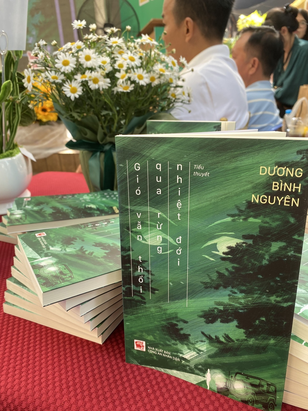 Nhà văn Dương Bình Nguyên: "Đi chậm là một lựa chọn có ý thức" - Ảnh 3. Nhà văn Dương Bình Nguyên: "Đi chậm là một lựa chọn có ý thức" - Ảnh 3.