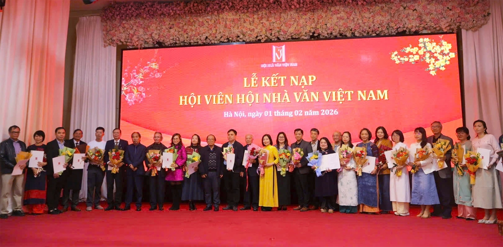 Nhà văn Dương Bình Nguyên: "Đi chậm là một lựa chọn có ý thức" - Ảnh 5. Nhà văn Dương Bình Nguyên: "Đi chậm là một lựa chọn có ý thức" - Ảnh 5.