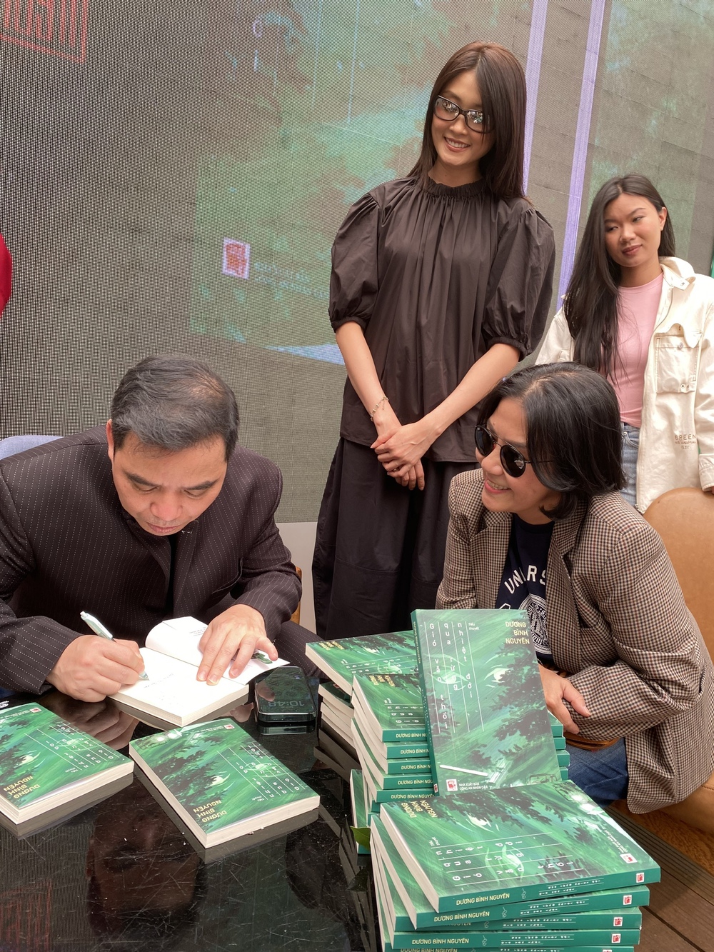 Nhà văn Dương Bình Nguyên: "Đi chậm là một lựa chọn có ý thức" - Ảnh 6. Nhà văn Dương Bình Nguyên: "Đi chậm là một lựa chọn có ý thức" - Ảnh 6.