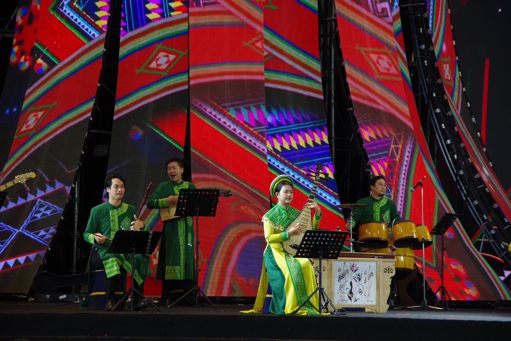 Hội chợ Mùa Xuân - đông thật, bán thật ngay sau ngày khai mạc - Ảnh 1.