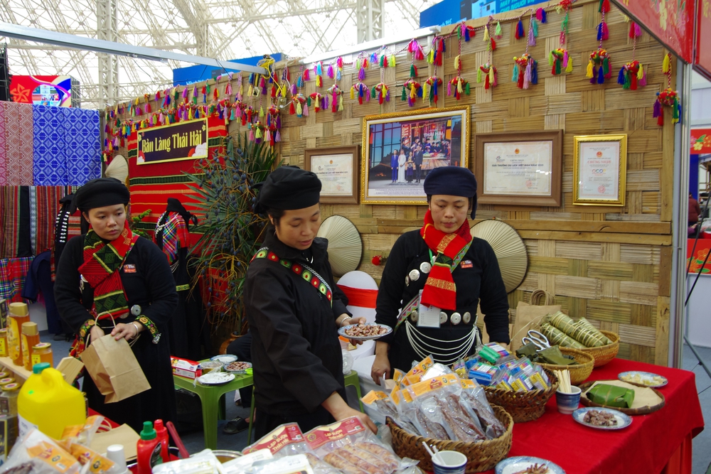 Hội chợ Mùa Xuân - đông thật, bán thật ngay sau ngày khai mạc - Ảnh 7.