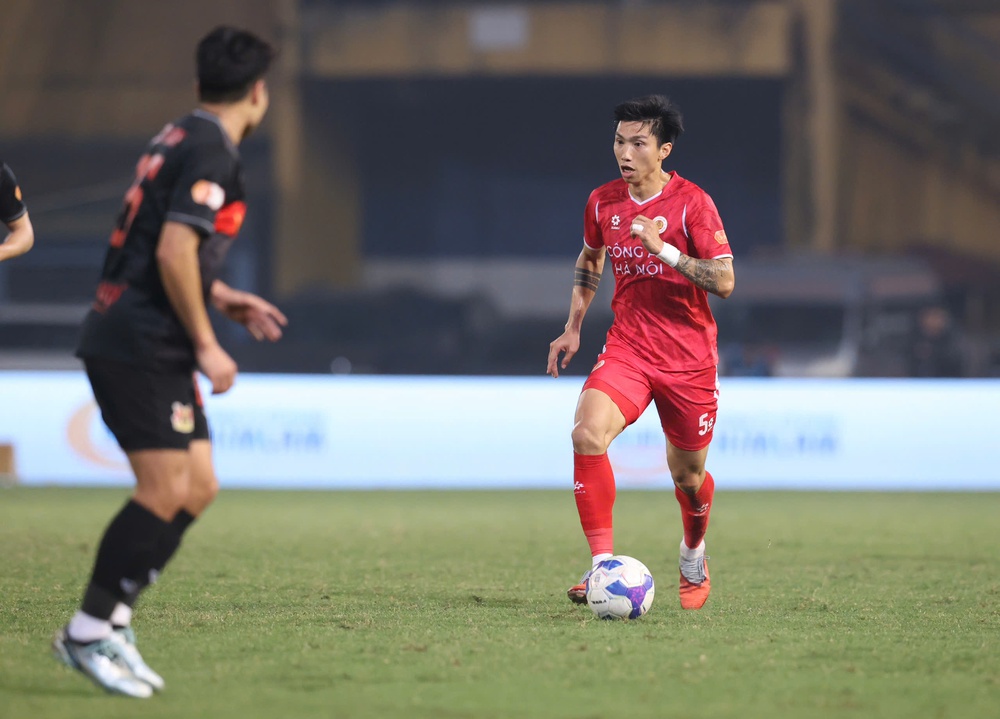 Văn Hậu vượt chông gai, nỗ lực lọt tầm ngắm HLV Kim Sang Sik - Ảnh 1.