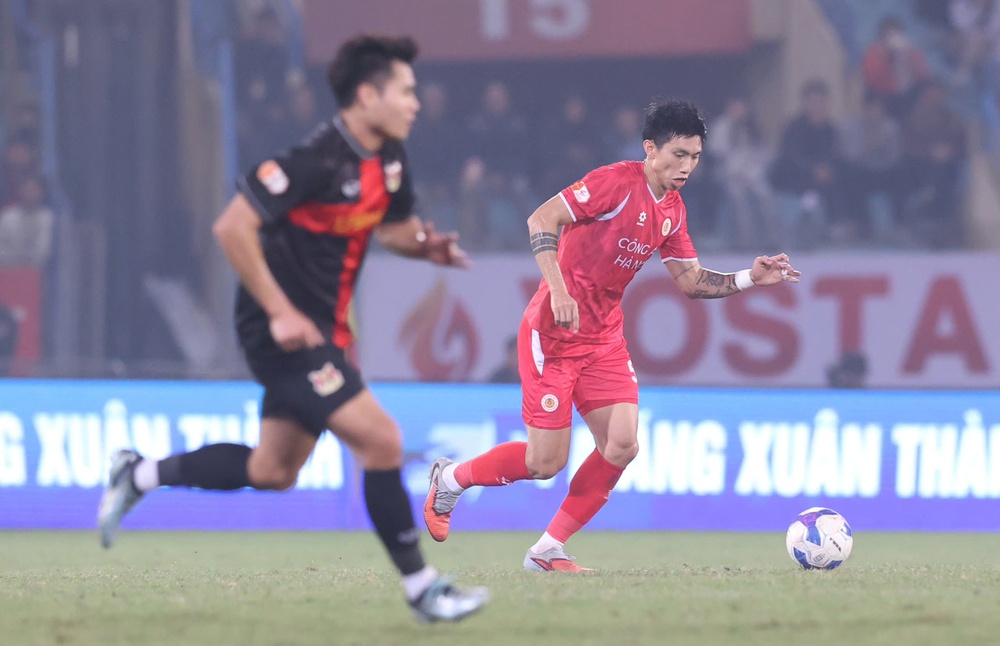 Văn Hậu vượt chông gai, nỗ lực lọt tầm ngắm HLV Kim Sang Sik - Ảnh 2.