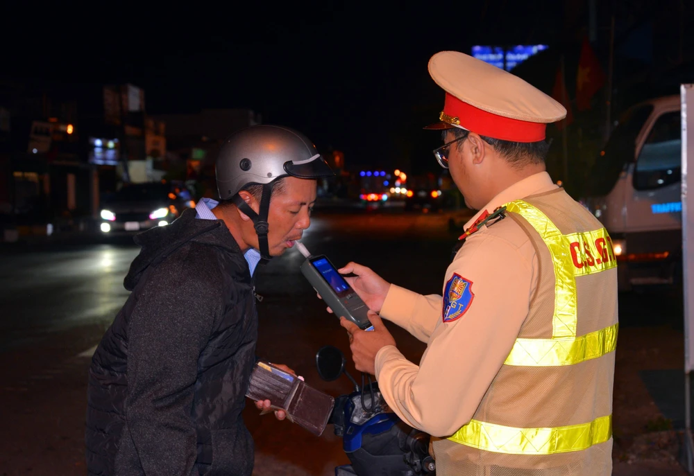 Đồng loạt kiểm tra nồng độ cồn từ mùng 1 Tết, Cảnh sát khuyến cáo người dân tuân thủ quy định về trật tự an toàn giao thông - Ảnh 2. Đồng loạt kiểm tra nồng độ cồn từ mùng 1 Tết, Cảnh sát khuyến cáo người dân tuân thủ quy định về trật tự an toàn giao thông - Ảnh 2.