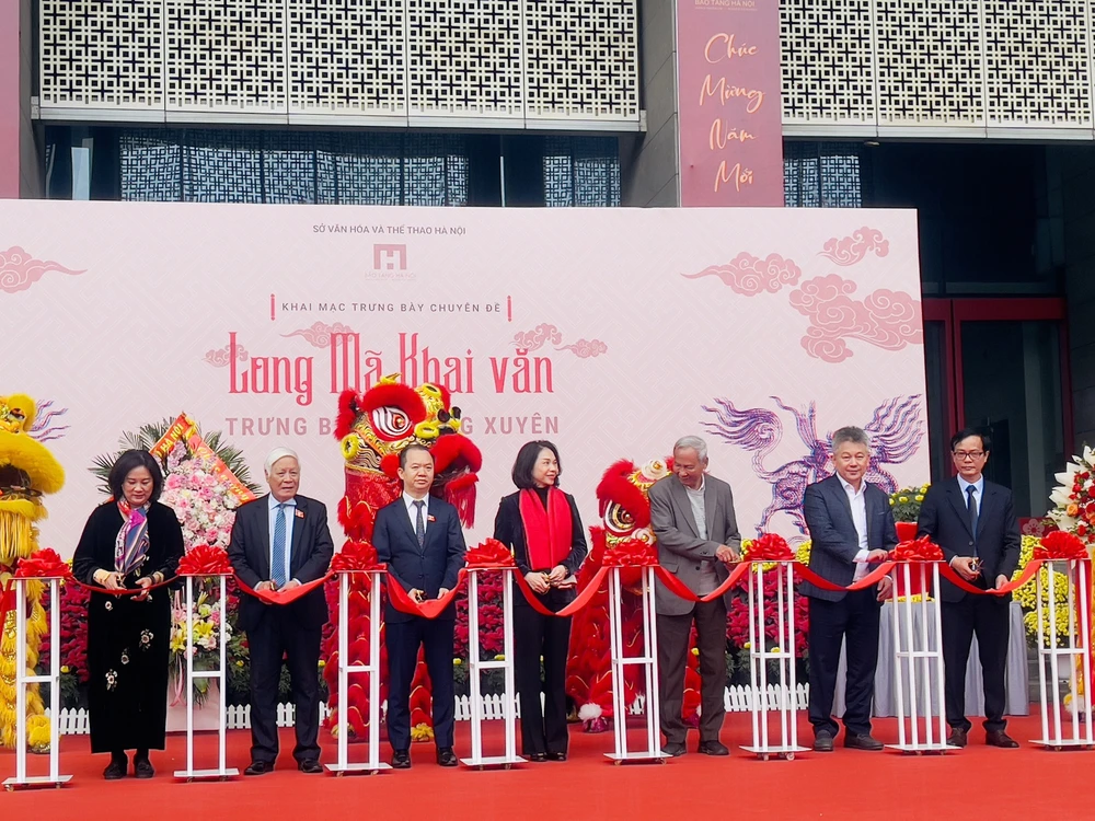 Hà Nội khai mạc trưng bày "Long Mã khai văn" chào xuân Bính Ngọ 2026 - Ảnh 1. Hà Nội khai mạc trưng bày "Long Mã khai văn" chào xuân Bính Ngọ 2026 - Ảnh 1.