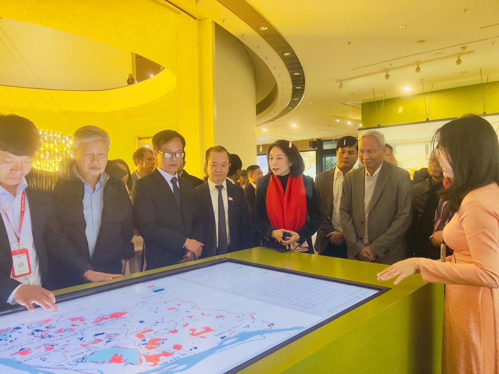 Hà Nội khai mạc trưng bày "Long Mã khai văn" chào xuân Bính Ngọ 2026 - Ảnh 3. Hà Nội khai mạc trưng bày "Long Mã khai văn" chào xuân Bính Ngọ 2026 - Ảnh 3.