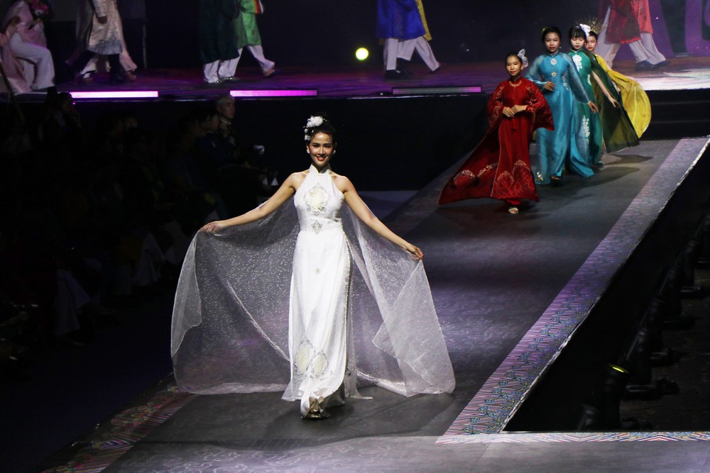 Áo dài Huế - Lan tỏa hồn Cố đô giữa không gian Hội chợ Mùa Xuân 2026 - Ảnh 4.