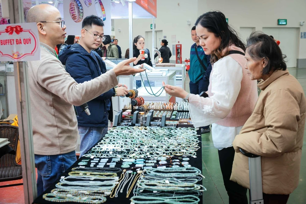 Sôi động không gian đá quý tại Hội chợ Mùa Xuân 2026 - Ảnh 13. Sôi động không gian đá quý tại Hội chợ Mùa Xuân 2026 - Ảnh 13.