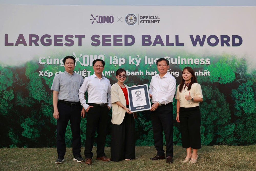 Kỷ lục xếp chữ "Việt Nam" từ banh hạt giống lớn nhất - Ảnh 1.