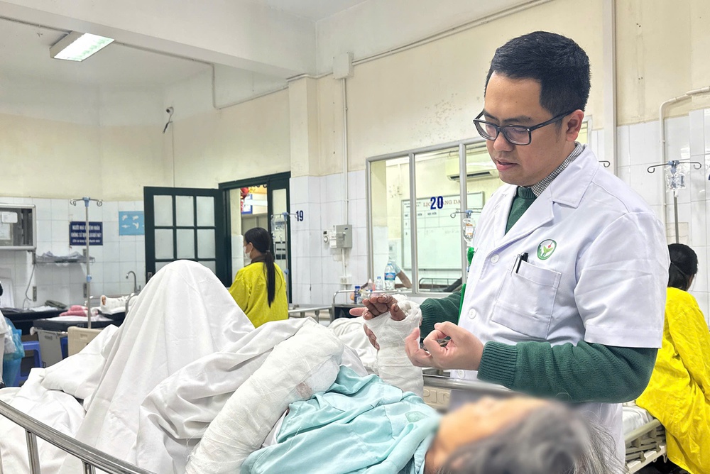 Hiểm họa chó thả rông: Cụ bà 75 tuổi nhập viện cấp cứu  - Ảnh 1.